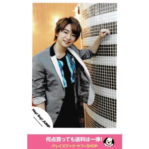 知念侑李(Hey!Say!JUMP) 公式生写真 DEAR・衣装グレー×青×水色×白・背景オレンジ・歯見せ・カメラ目線｜arraysbook