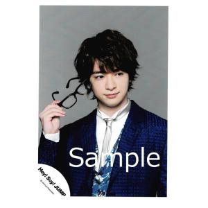 知念侑李(Hey!Say!JUMP) 公式生写真 Smart スマート・背景グレー・衣装青×白・目線...