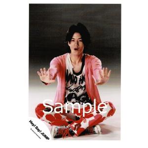 中島裕翔(Hey!Say!JUMP) 公式生写真 SUMMARY 2010・衣装ピンク×白×黒×赤・両手パー・座り・口開け｜arraysbook