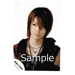 亀梨和也(KAT-TUN) 公式生写真/衣装黒×赤・ネックレス・背景白・口閉じ・目線左方向｜arraysbook
