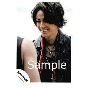 亀梨和也(KAT-TUN) 公式生写真/衣装黒×赤・ネックレス・背景白・歯見せ・目線左｜arraysbook