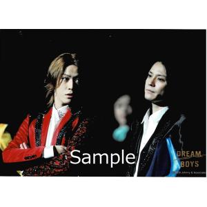 亀梨和也＆渋谷すばる 公式生写真/DREAM BOYS 2009・背景黒・亀梨腕組み｜arraysbook