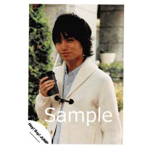 伊野尾慧(Hey!Say!JUMP) 公式生写真/衣装白×水色・カメラ目線・もの持ち・口閉じ｜arraysbook