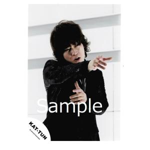 亀梨和也(KAT-TUN) 公式生写真 衣装黒・口開け・背景白×グレー・右手のばし・目線右方向｜arraysbook