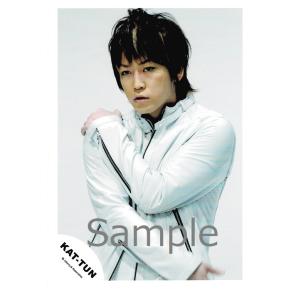 亀梨和也(KAT-TUN) 公式生写真 衣装白×黒・背景グレー・目線若干左方向｜arraysbook