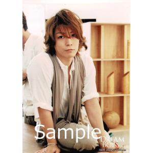 亀梨和也(KAT-TUN) 公式生写真 DREAM BOYS 2011・衣装白×グレー・カメラ目線・座り・口閉じ｜arraysbook