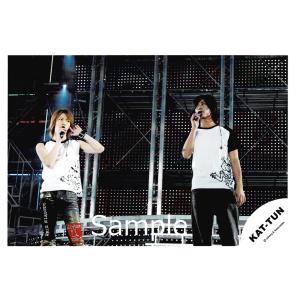 亀梨和也＆赤西仁(KAT-TUN) 公式生写真 ライブ・衣装白×黒・右手マイク持ち｜arraysbook