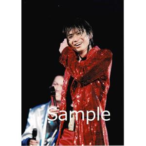 堂本光一(KinKi Kids) 公式生写真/ライブ・衣装赤×金・右手マイク持ち・口開け・背景紺｜arraysbook