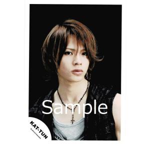 上田竜也(KAT-TUN) 公式生写真/衣装黒×グレー・背景黒・ネックレス｜arraysbook