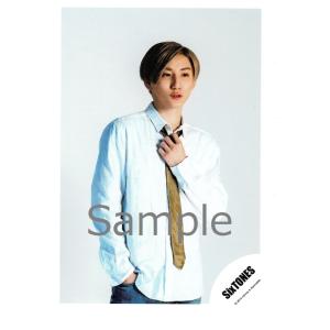 京本大我(SixTONES ストーンズ) 公式生写真 Johnnys' ISLAND STORE オフショット・衣装白・左手ネクタイ掴み・背景グレー｜arraysbook