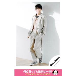 平野紫耀(キンプリ) 公式生写真「King&Prince CONCERT TOUR 2019」グッズオフショット・衣装ベージュ×黒・背景白×グレー・口閉じ・目線右・全身 平野紫耀(キンプリ) 公式生写真「King&Prince CONCERT TOUR 2019」グッズオフショット・衣装ベージュ×黒・背景白×グレー・口閉じ・目線右・全身