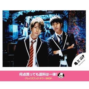 亀と山P (亀梨和也＆山下智久) 公式生写真「背中越しのチャンス」PVオフショット・カメラ目線・山下腕組み｜arraysbook