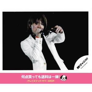 安田章大(関ジャニ∞) 公式生写真 ライブ・衣装白×黒・右手マイク持ち・背景黒｜arraysbook