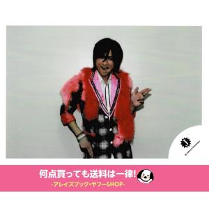橋本良亮（A.B.C-Z）公式生写真 Jロゴ・衣装黒×白×ピンク×赤・背景グレー・目線右方向｜arraysbook