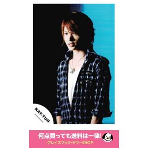 上田竜也(KAT-TUN) 公式生写真 衣装黒×白・歯見せ・目線左方向・背景水色×黒・ネックレス｜arraysbook