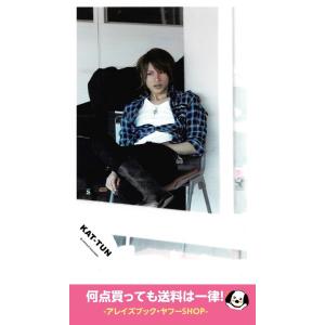 上田竜也(KAT-TUN) 公式生写真 衣装黒×青×白・座り・ネックレス・目線左方向｜arraysbook