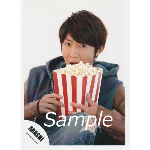 相葉雅紀(嵐) 公式生写真 Popcorn・衣装茶色×青・カメラ目線・ポップコーン持ち