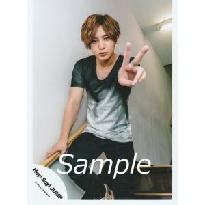 山田涼介(Hey!Say!JUMP) 公式生写真 Fantastic Time・衣装黒×白・カメラ目線・ピース｜arraysbook