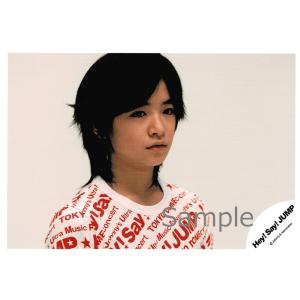 知念侑李(Hey!Say!JUMP) 公式生写真 衣装白×赤・目線右方向・背景ベージュ｜arraysbook