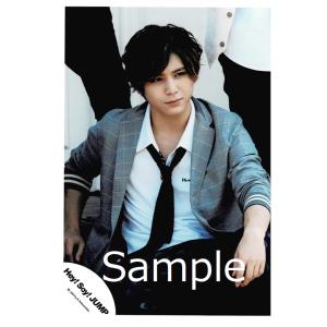 山田涼介(Hey!Say!JUMP) 公式生写真 smart・衣装グレー×白×黒・口閉じ・目線右方向｜arraysbook