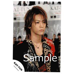 亀梨和也(KAT-TUN) 公式生写真 衣装黒×赤×茶色・口閉じ・ネックレス・目線右方向
