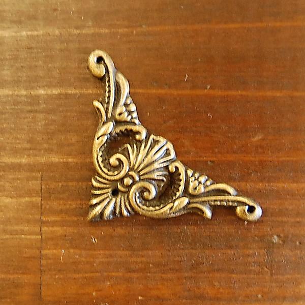 ブラス飾り 角飾り 真鍮金具 インドネシア直輸入 インテリアパーツ 古色仕上げ DIY 家具部品 ア...