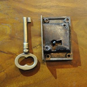 ブラス鍵セット363B 真鍮金具 インドネシア直輸入 インテリアパーツ 古色仕上げ DIY 家具修理 家具加工 扉鍵 引き出し鍵