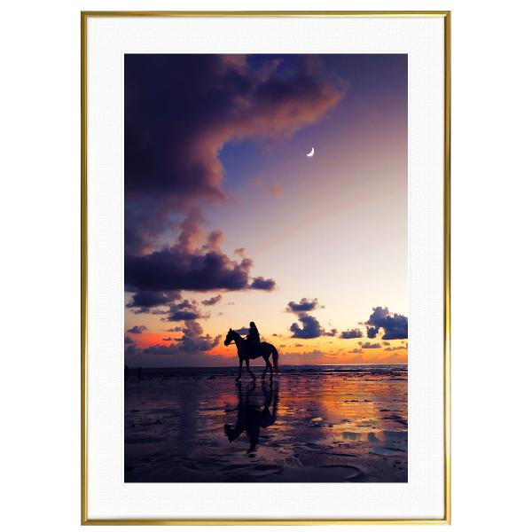 夕日写真 夕陽を背景に海岸を歩く馬 インテリアアートポスター額装 S〜Lサイズ AS1671