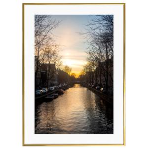 夕日写真 オランダ アムステルダムを流れるアムステル川に沈む夕陽 インテリアアートポスター額装 S〜Lサイズ AS1744｜artsquad
