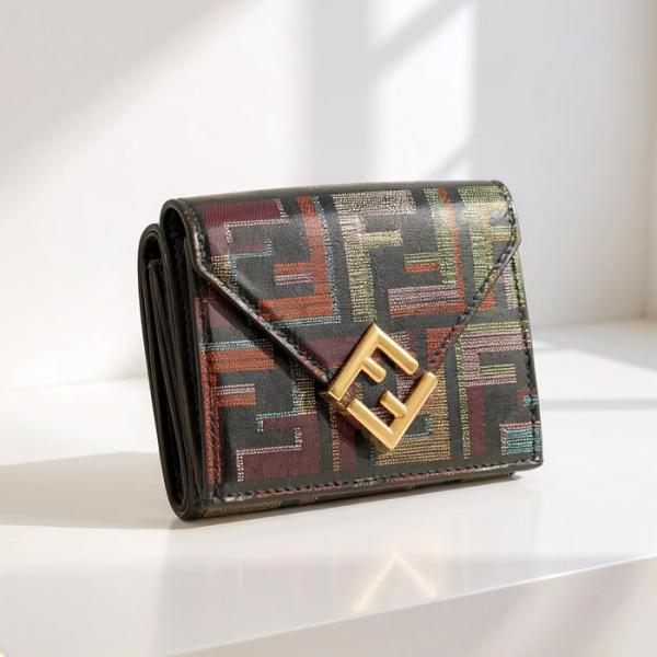 【並行輸入品】 フェンディ FENDI 財布 三つ折り ミディアム FFダイヤモンド ミニ財布 三つ...