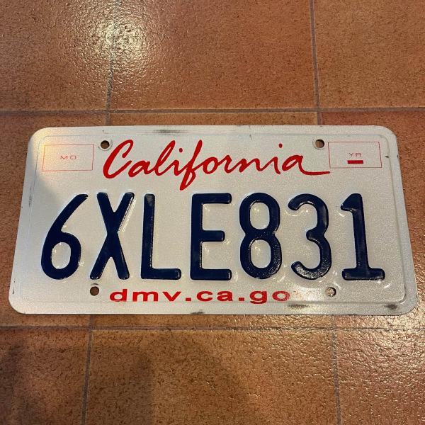 ライセンスプレート カリフォルニア 6XLE831 M44 USED品 ナンバープレート calfo...