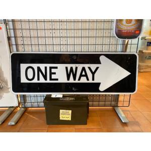 ロードサイン ONE WAY D 一方通行 道路標識 本物 ノース アメリカ雑貨 輸入雑貨 カリフォルニア メタルサイン E161｜aseff