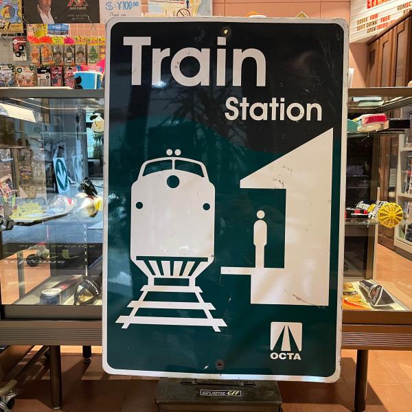 ロードサイン TRAIN STATION OCTA E7 ROUTE フリーウェイ 本物 道路標識 ...