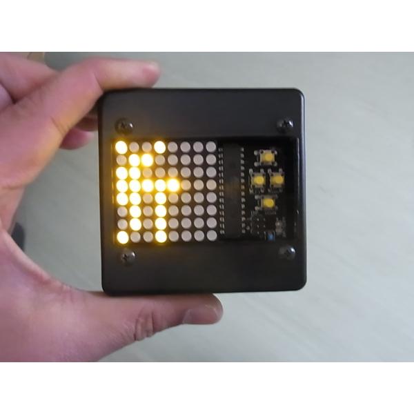 流れるLED文字盤（黄）　樹脂ボックス　電池ボックス貼り付け単発仕様（タカチTW8-2-8B使用）