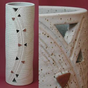 信楽焼傘立て  トライアングル 高さ４３cm 信楽焼 トライアングル傘立て（L）｜傘立て専門店の傘立て.net