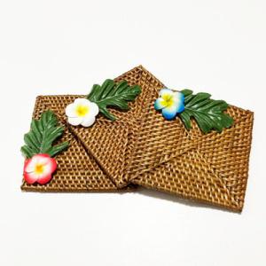 ラタン スクエア コースター プルメリア〈ホワイト レッド ブルー〉 メール便対応可能 ハワイアン雑...