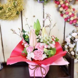 桜とオリエンタルユリアレンジ誕生日・入学・卒業