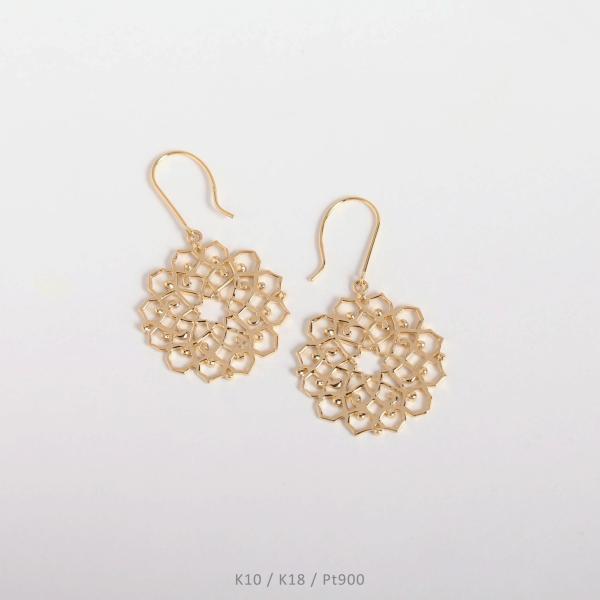 透かし柄 フックピアス 揺れる ピアス レディース アラベスク K10 K18 Pt900 ゴールド...