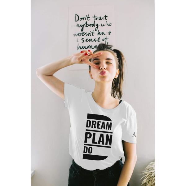 &quot;DREAM PLAN DO&quot; design.04 Avyannna ユニセックスTシャツ（男/女着...