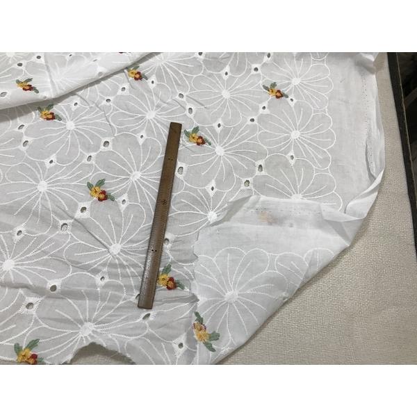 コットン　レース　穴あき　オフホワイト　ローン地　大きな花　赤とイエローの花刺繍　ブラウス　子供用ワ...