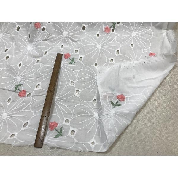 コットン　レース　穴あき　オフホワイト　ローン地　大きな花　ピンクの花刺繍　ブラウス　子供用ワンピー...