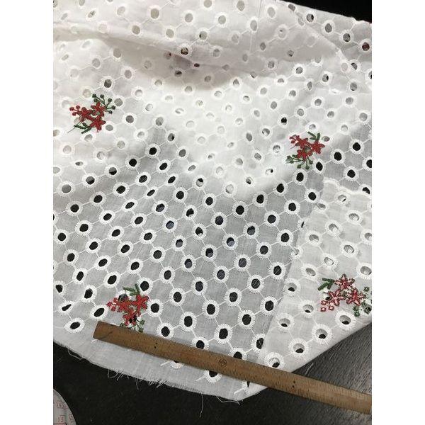 コットン　レース　穴あき　オフホワイト　ローン地　３個の赤花柄　ブラウス　子供用ワンピース　夏ふとん...