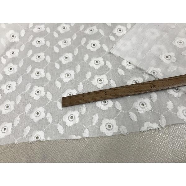 コットン　ローン地　レース　花柄刺繍　穴あき　オフホワイト　ブラウス　幅136cm　10cm単位販売