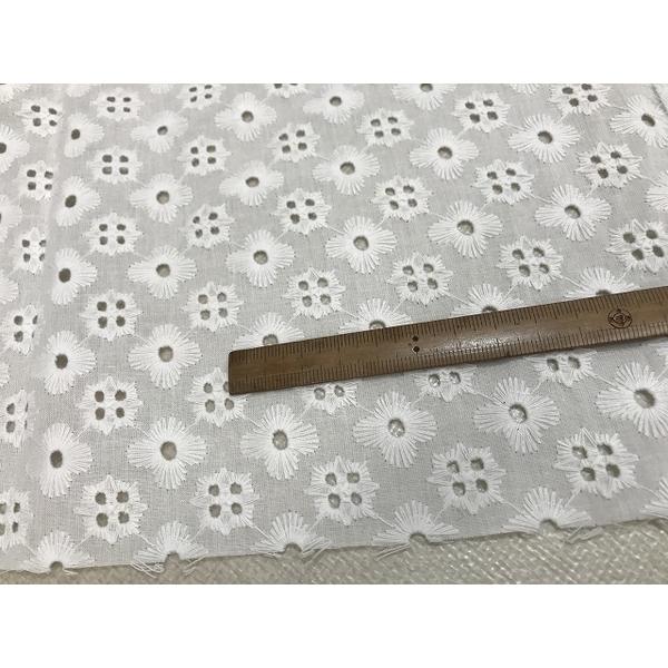 コットン　ローン地　レース　２種類の花柄刺繍　穴あき　ホワイト　ブラウス　幅138cm　10cm単位...