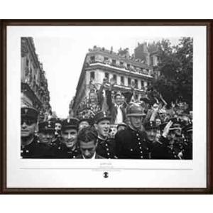 ポスター アート La Liberation de parie 1944（ロバート キャパ） 額装品 ウッドハイグレードフレーム｜aziz