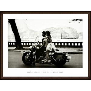 Couple on Harley Rio de Janeiro 1963（フランク ホーヴァット） 額装品 ウッドハイグレードフレーム｜aziz