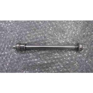 カブ50　AA04-1006xxx　の　フロントアクスルシャフト *1692671012　中古