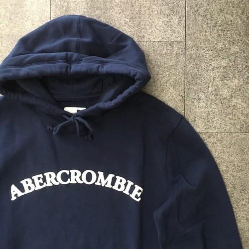 SALE Abercrombie&amp;Fitchアバクロメンズのロゴプルオーバーパーカー　ネイビーＭ