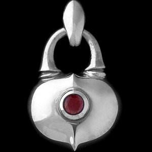 Lone Ones ロンワンズ エクストラスモールハートロックウィズルビーシルバーペンダントトップ Kfp 0004xs 1r シルバーアクセサリーバズショット 通販 Yahoo ショッピング