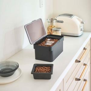 山崎実業 TOWER 密閉ペットフードストッカー 1.5kg 軽量カップ付き ブラック